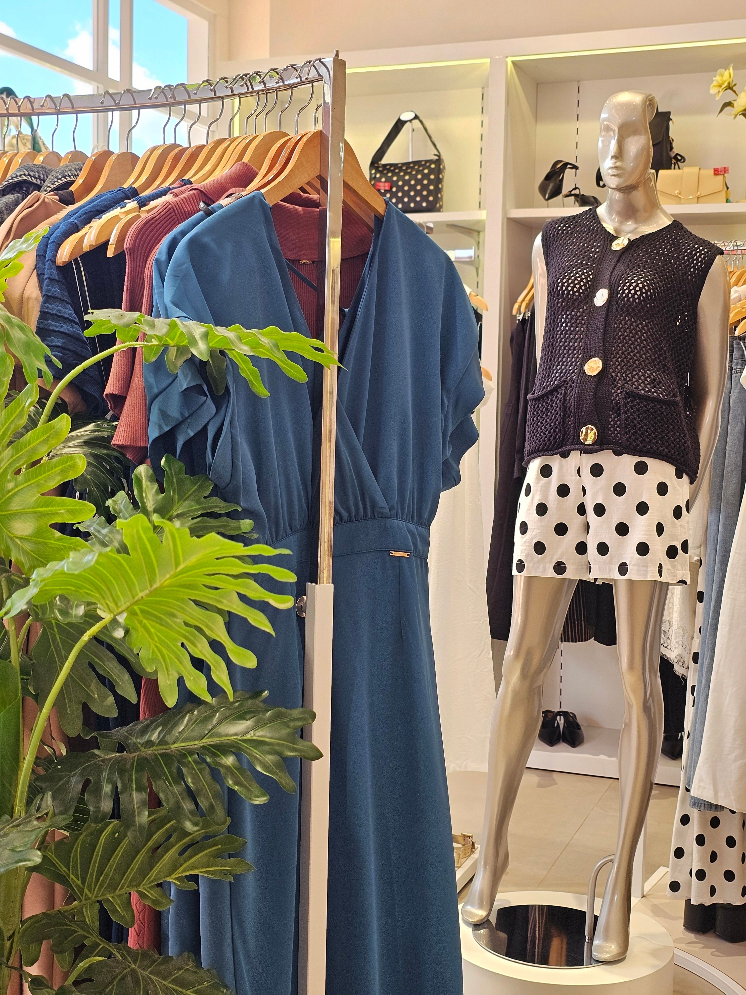 Vitrine com manequim e vestidos elegantes