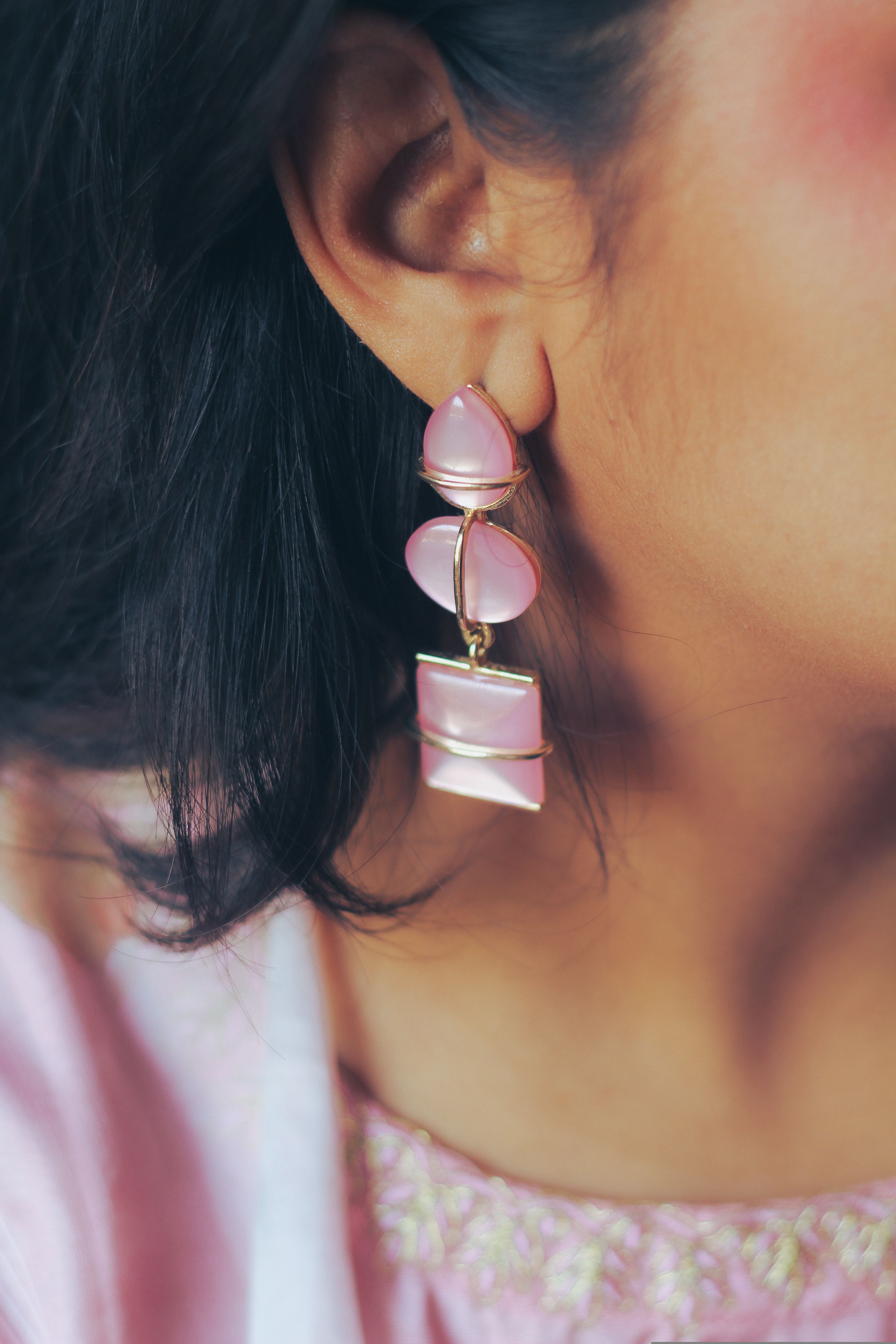 Boucles d'oreilles roses portées.