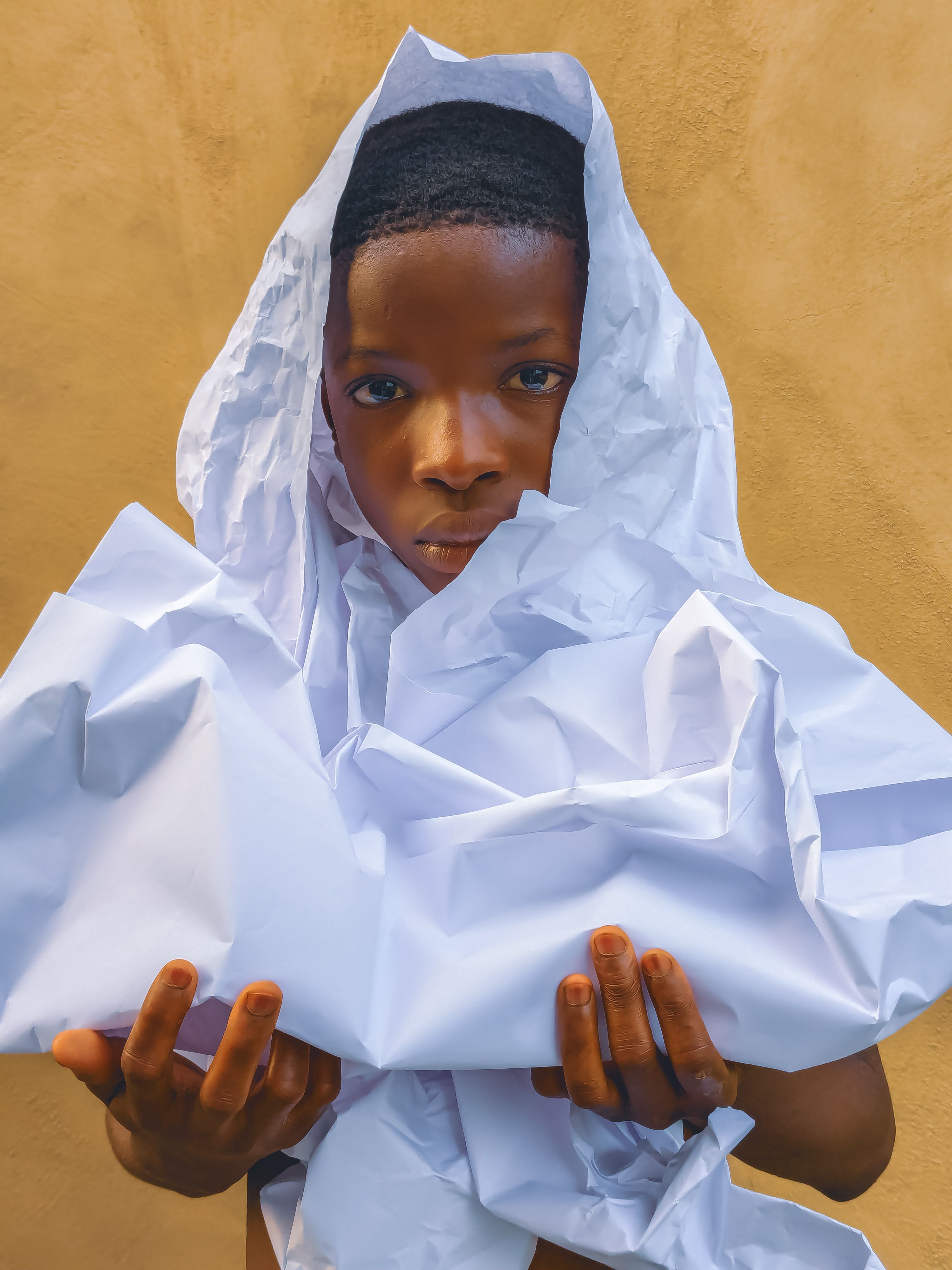 Retrato Expresivo De Un Niño Con Papel Arrugado. · Foto de stock gratuita