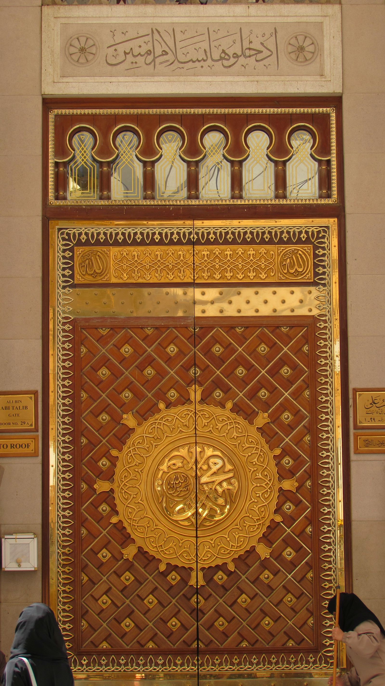 Ornate Golden Mosque Door in Grand Setting · Free Stock Photo
