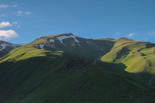 Free Breathtaking view of lush green mountains in Yusufeli, Artvin, Türkiye under a bright blue sky. Stock Photo