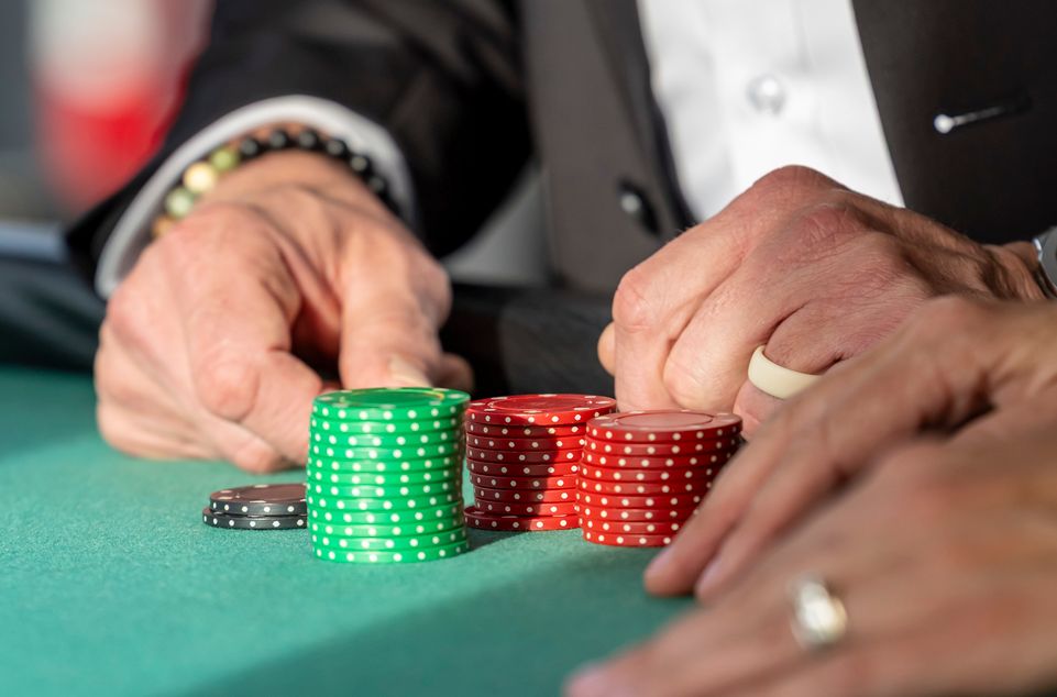 Casino-Turnier mit Spielern am Spielautomaten