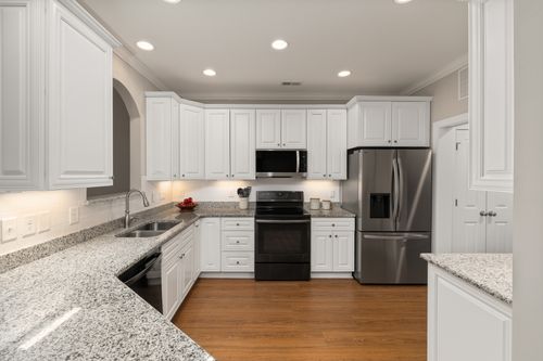Free Sleek kitchen with stainless steel appliances and granite countertops, perfect for modern homes. Stock Photo