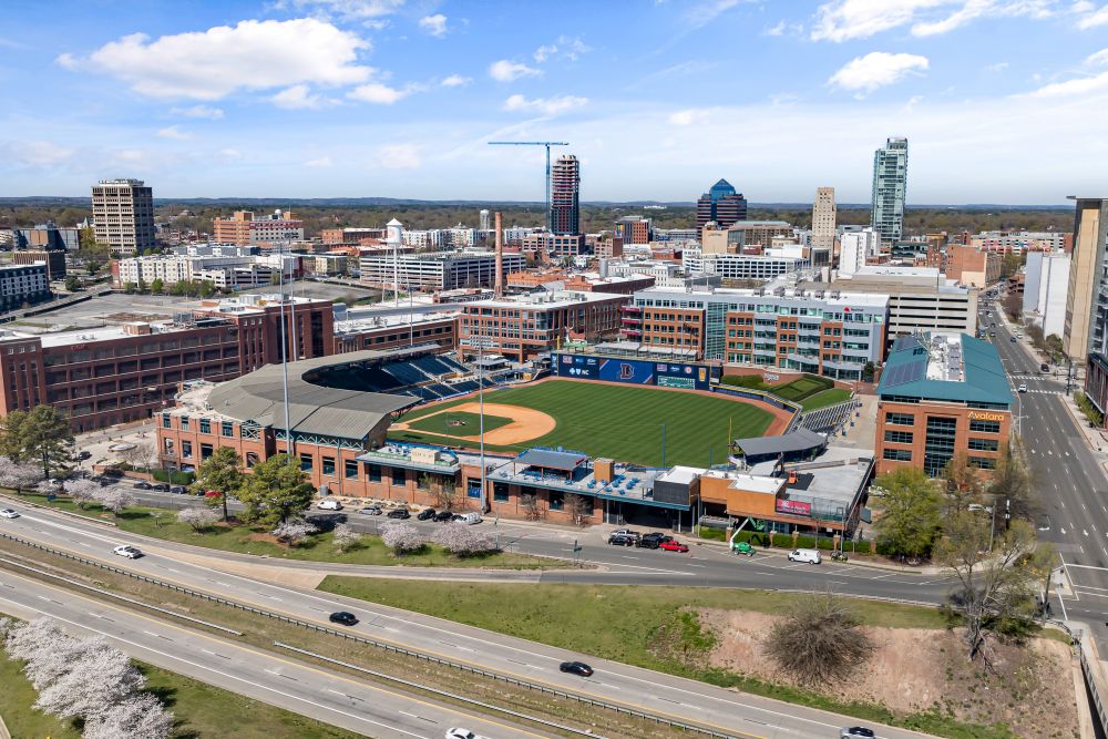 Vue aérienne d'un stade de baseball entouré d'immeubles de bureaux et de logements en centre-ville