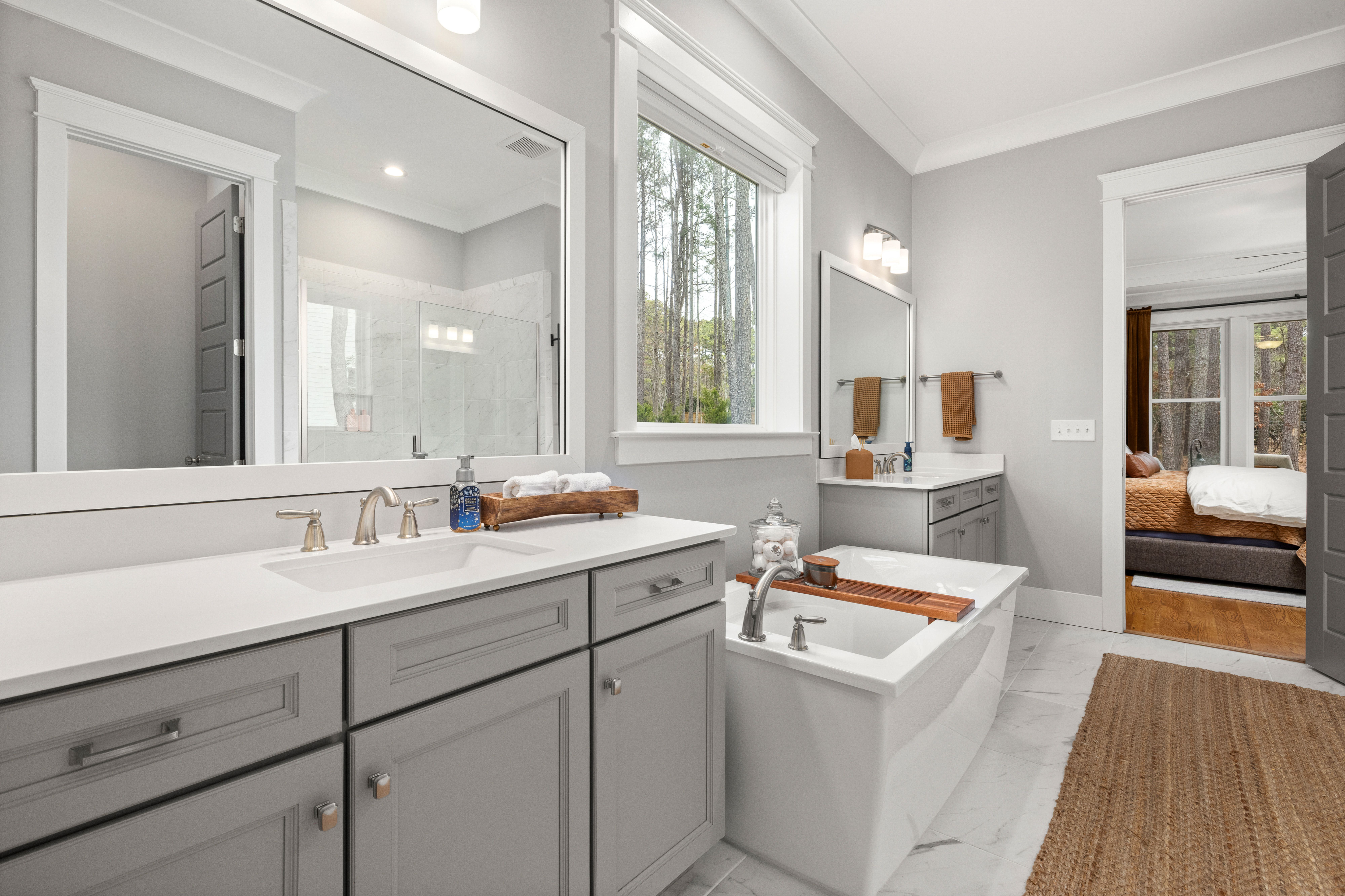 Modern Bathroom with Double Sink and Tub · Free Stock Photo
