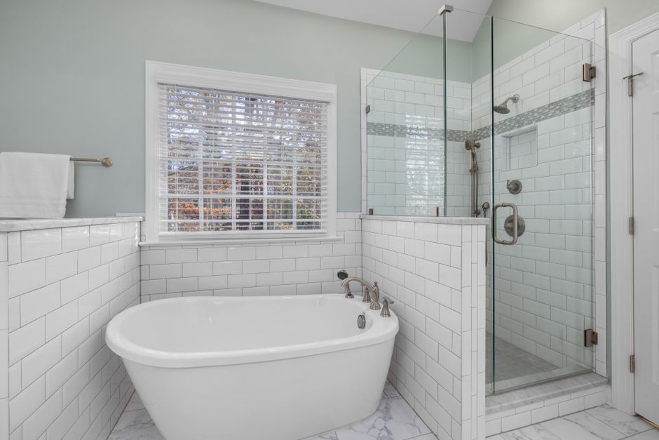 Modern Alcove Tub-Shower Combination With Sleek Tile Surround Modern Alcove Tub-Shower Combination With Sleek Tile Surround