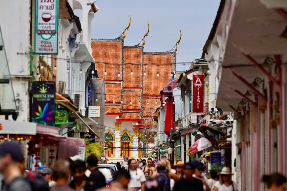 Phuket legszebb strandjai és Phi Phi kirándulás tippek – Phuket Old Town colorful Sino-Portuguese buildings