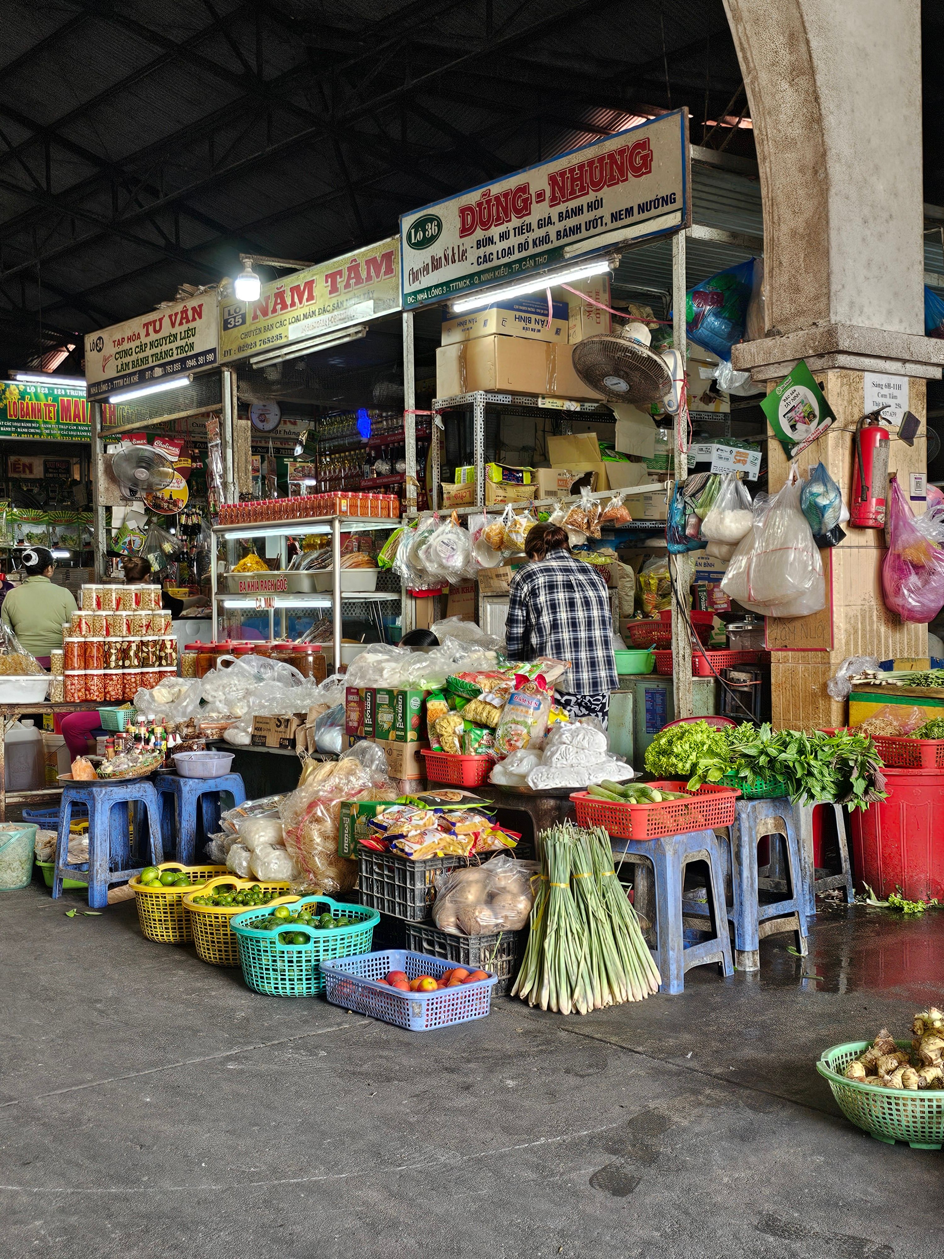 Sạp hàng đặc sản chợ Đầm Nha Trang