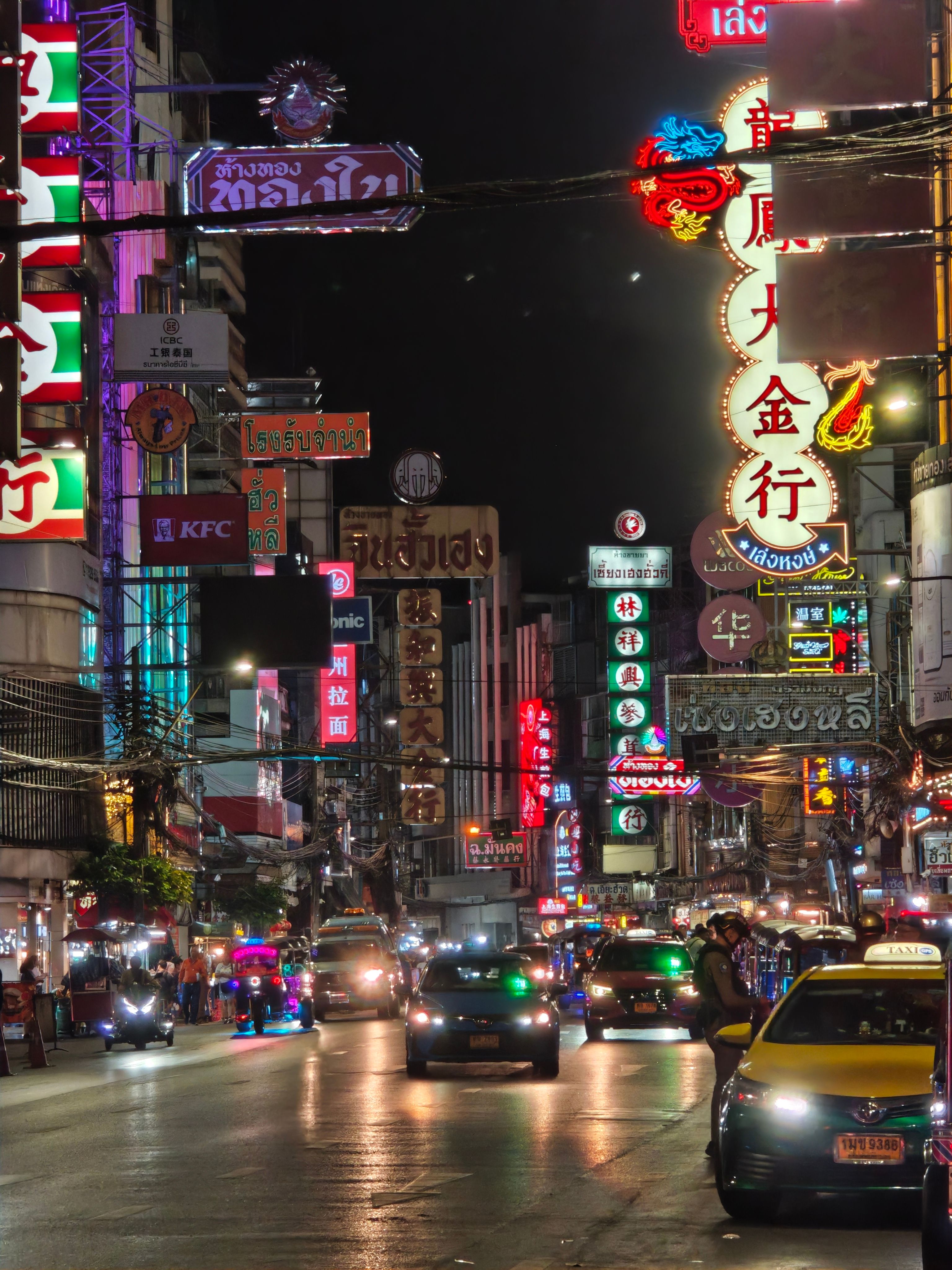 Gratuit Scène de rue animée du quartier chinois de Bangkok la nuit, avec ses enseignes lumineuses colorées. Photos