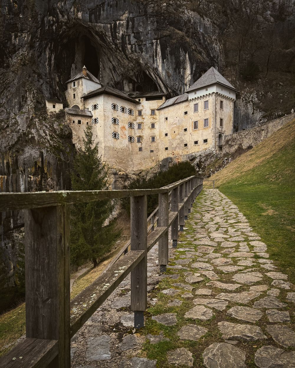 Castelul Predjama construit în peretele de stâncă, Slovenia