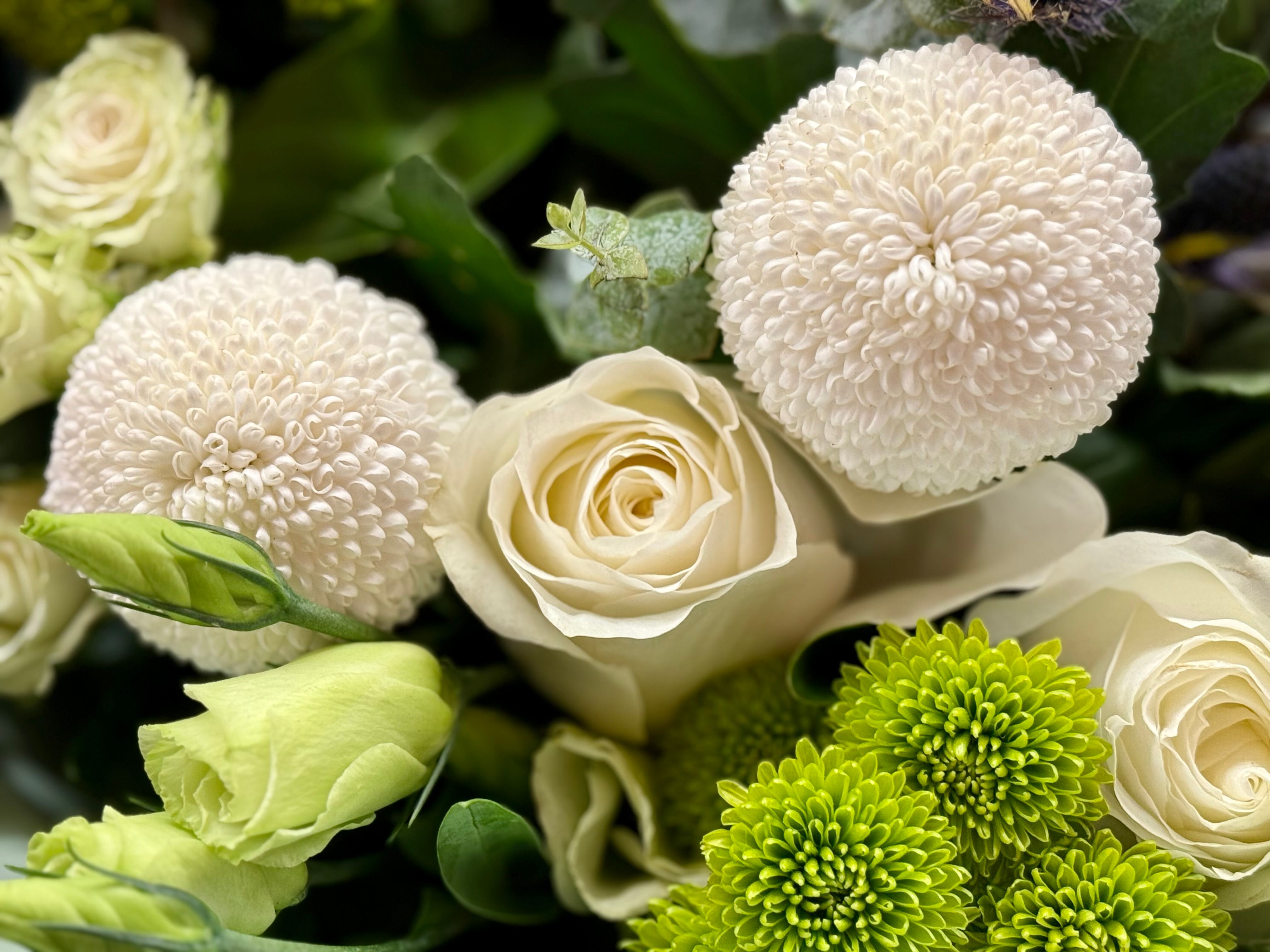 Composition florale artisanale avec fleurs de saison