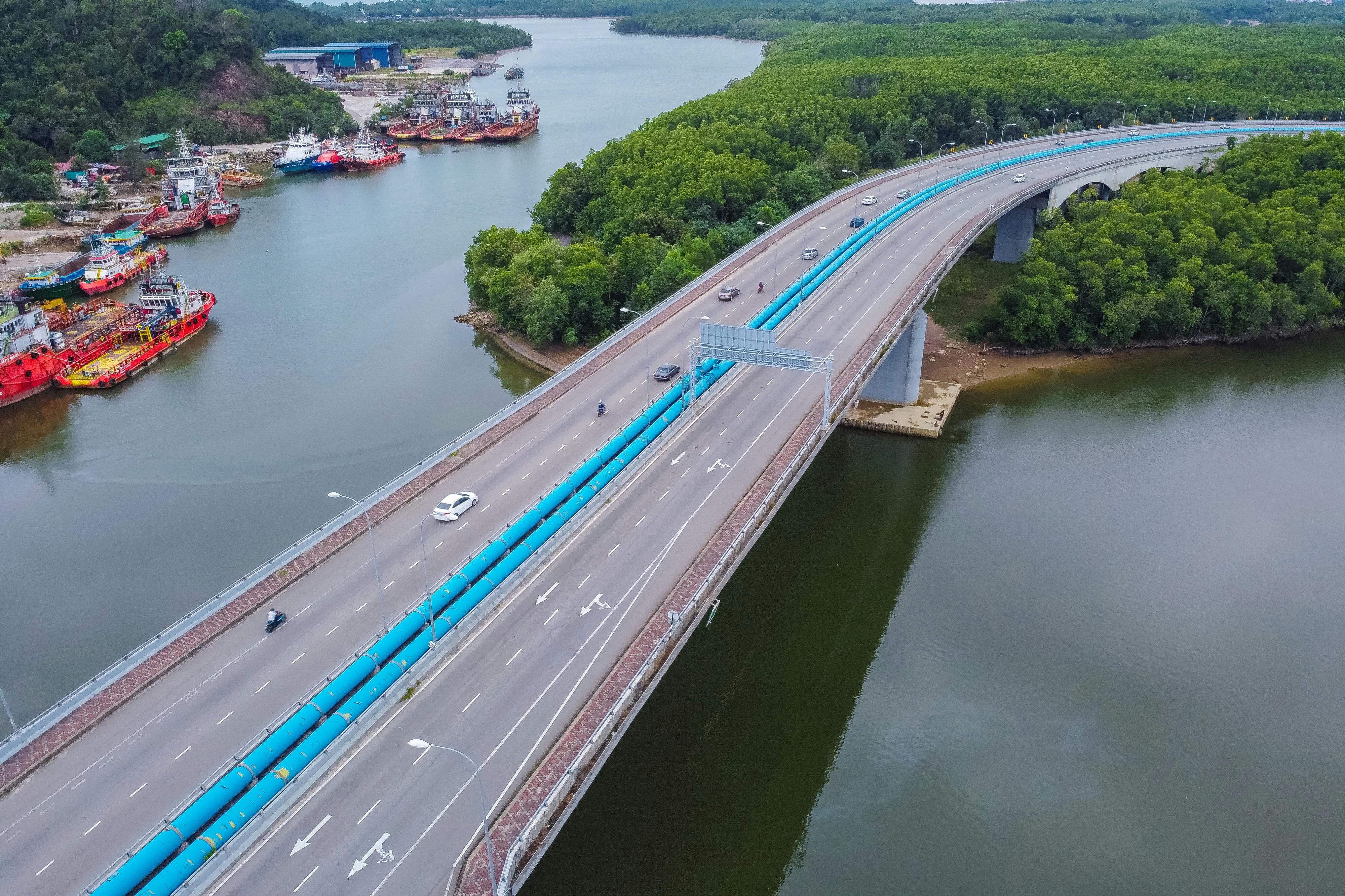 无人机拍摄的马来西亚登加楼楚凯河上的高速公路