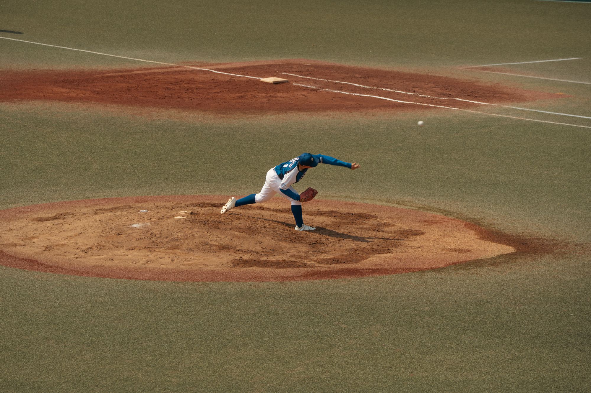 Lanzador de béisbol en el montículo durante un juego diurno