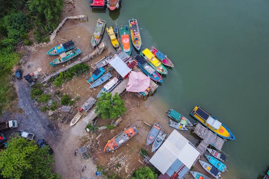 航拍照片中，绿树成荫的马来西亚楚凯河畔停靠着充满活力的船只