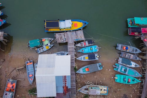 Bateaux Amarrés Sur Un Bord De Mer