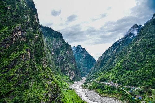 Free Breathtaking view of lush green mountains and a winding river in Himachal Pradesh, India. Stock Photo