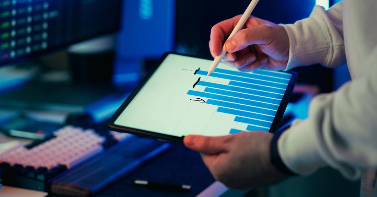 Why Compact Agents Need Evoflux to Make Tool Workflows Reliable