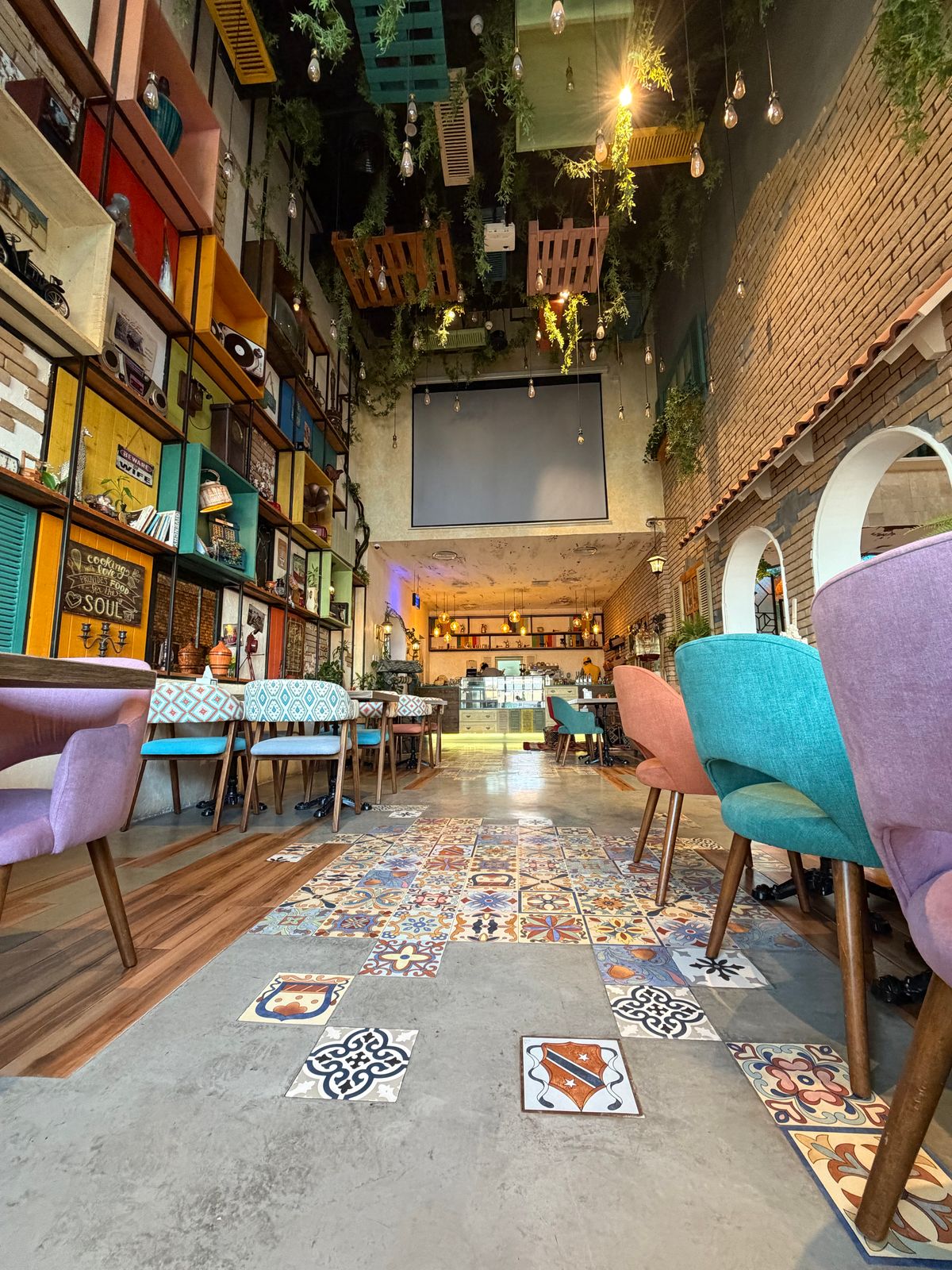 Thiết kế nội thất cafe sách sống động 02