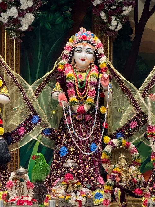 Free Intricate statue adorned with flowers at a temple in Tirupati, India, showcasing rich cultural heritage. Stock Photo