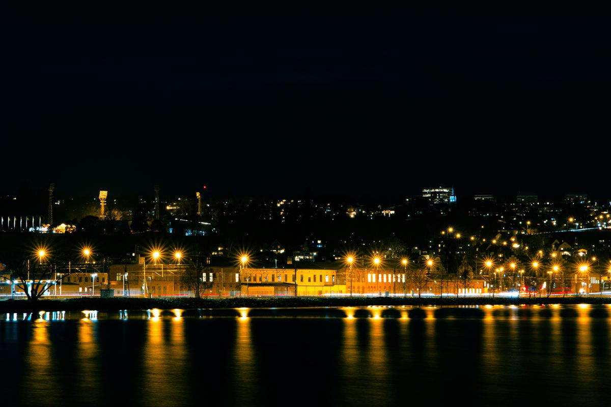 夜の都市の風景
