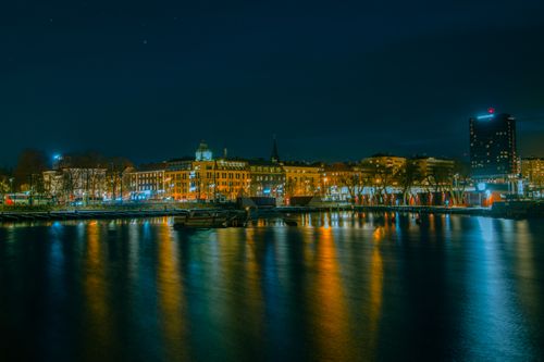 Free Captivating night view of Jönköping's waterfront, showcasing illuminated buildings and calm reflections. Stock Photo