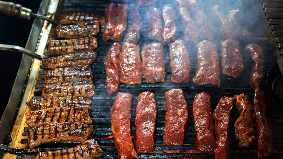 The Home Cook's Guide to Wood-Smoked BBQ: Mastering Low-and-Slow Techniques for Tender, Bark-Crusted Brisket