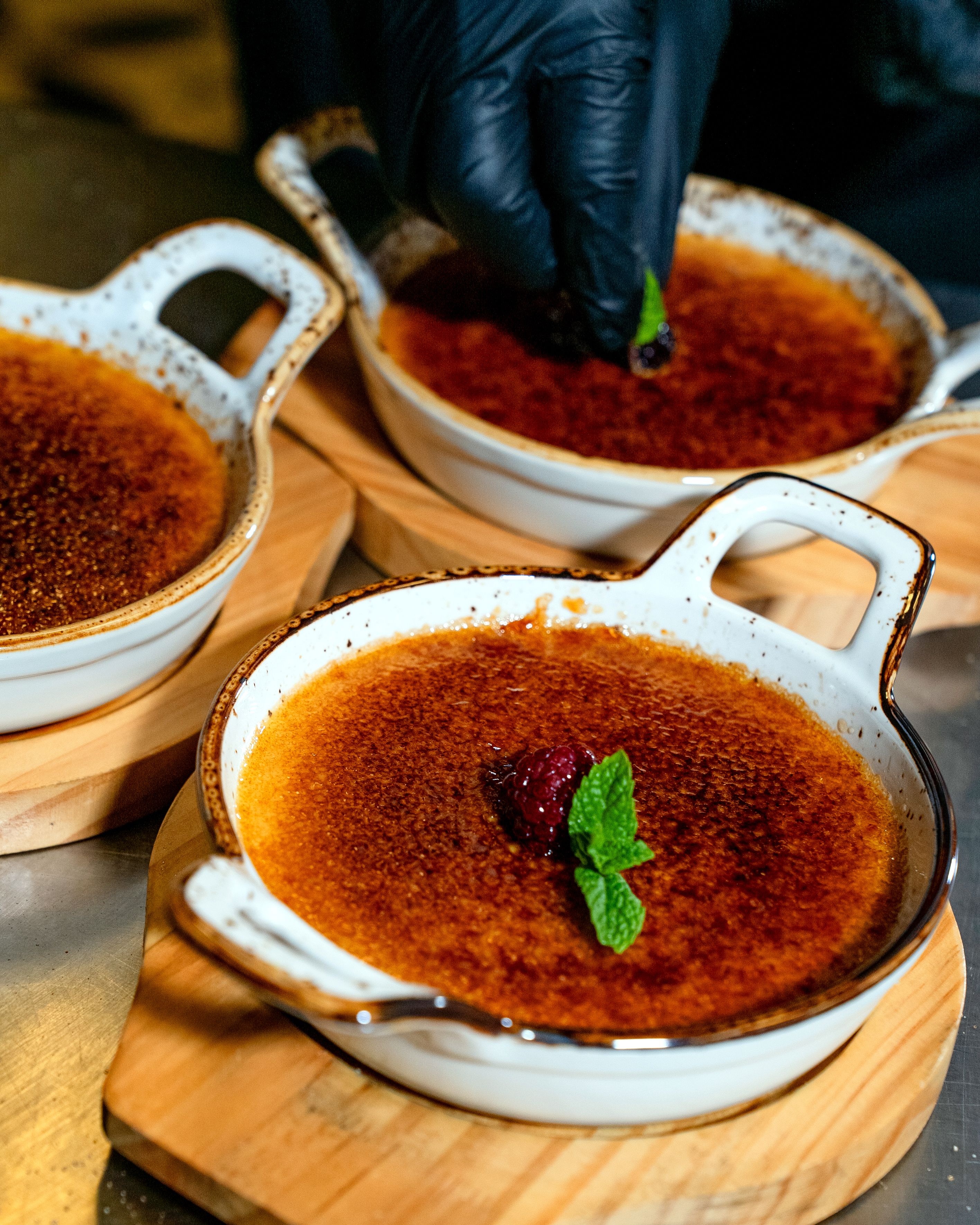 Crème brûlée avec croûte de caramel dorée et craquante servie en ramequin