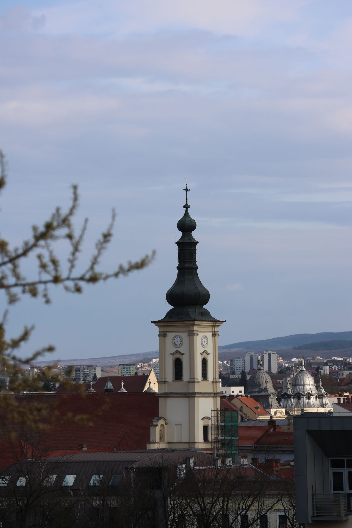Cluj-Napoca - turnul baroc al unei biserici peste acoperișurile centrului
