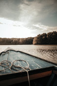 平静的湖面上，独木舟映衬着美丽的日落天空，构成一幅宁静的场景
