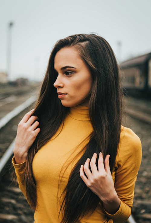 무료 철도에 노란색 긴 소매를 입고 여자 스톡 사진