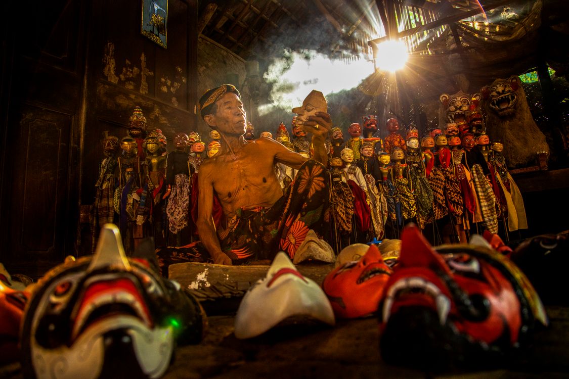Traditional Mask Artisan in West Java Workshop · Free Stock Photo