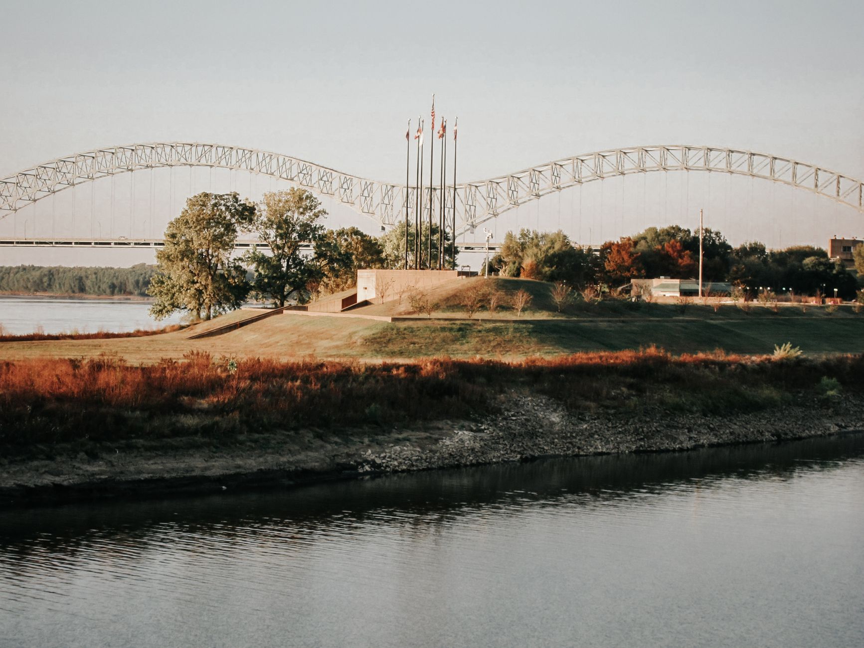 Hernando de Soto Bridge view over the Mississippi River in Memphis, Tennessee, showcasing its iconic arches.