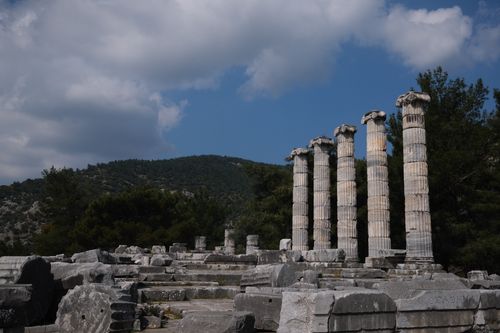 Free Stone columns of an ancient Greek temple in Aydın, Türkiye under a bright blue sky. Stock Photo