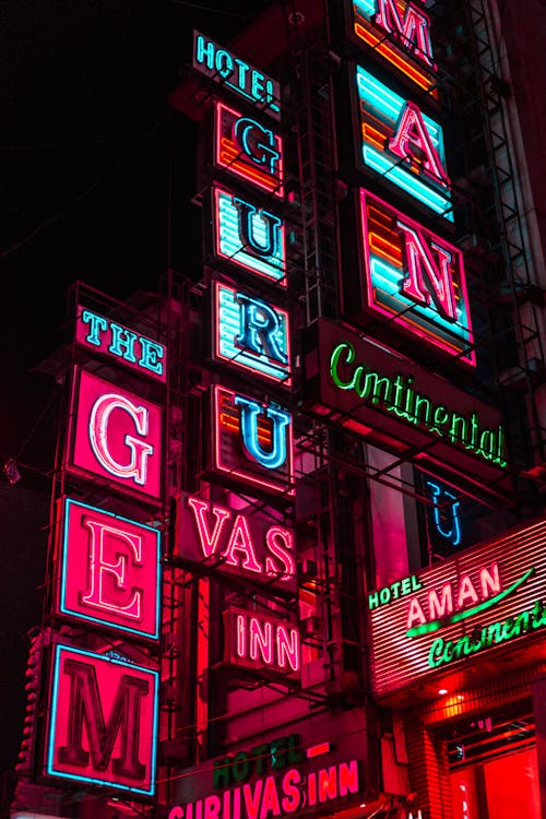 Kleurrijk Hotelgebouw Led Bewegwijzering In De Nacht