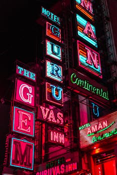 霓虹灯招牌在夜色中闪烁，为城市酒店增添了鲜艳的色彩