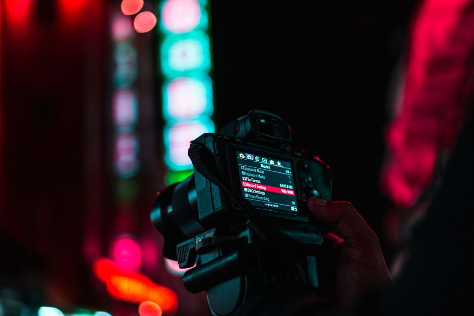 Fotógrafo usando objetiva 35mm em ambiente urbano com baixa luminosidade