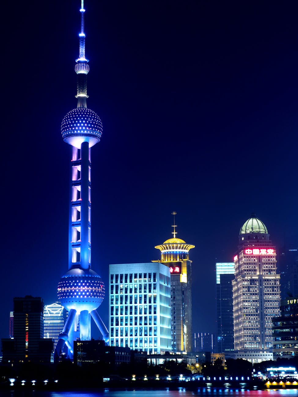 صور رائعة من جمهورية الصين Shanghai-oriental-pearl-tv-tower-night-view-people-s-republic-of-china