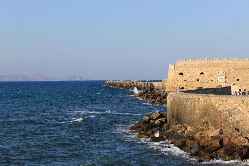 Zidurile fortăreței venețiene Koules la marginea mării, în Heraklion, Creta