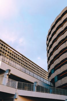 在蓝天的映衬下，当代城市建筑采用玻璃和金属的外观，展现出鲜明的现代设计感