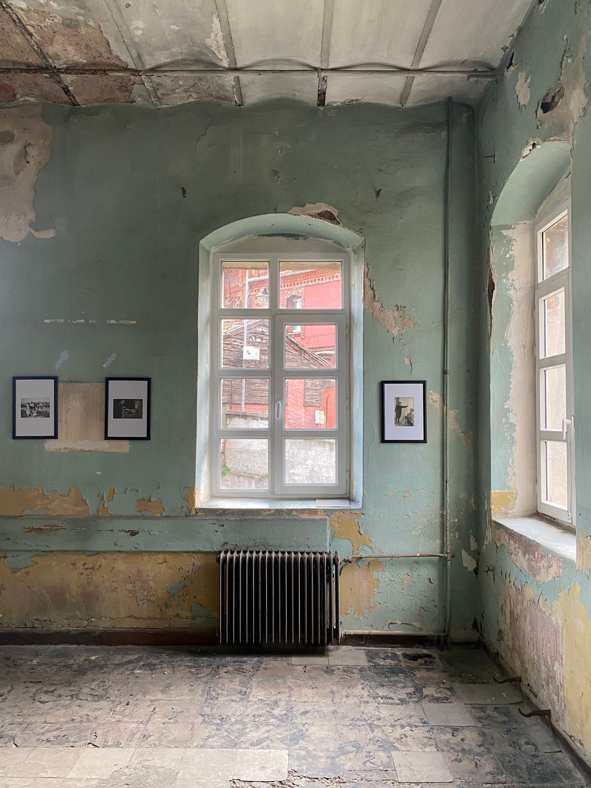 Ancienne fenêtre avec peinture dégradée