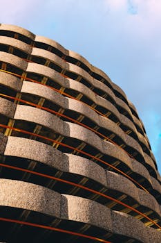 这座建筑的混凝土立面以惊人的角度展现了现代城市建筑与模式设计