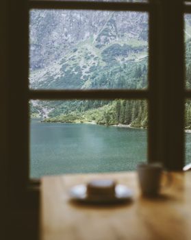 透过窗户，可以欣赏到宁静的山间湖泊景色，是放松身心、享受宁静的理想之地。 - 相关推荐