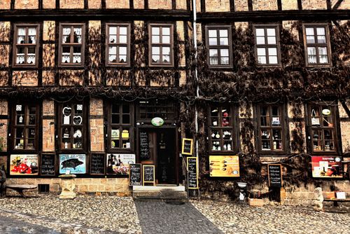 Free Vintage German building exterior with ivy and cobblestone street, showcasing traditional architecture. Stock Photo