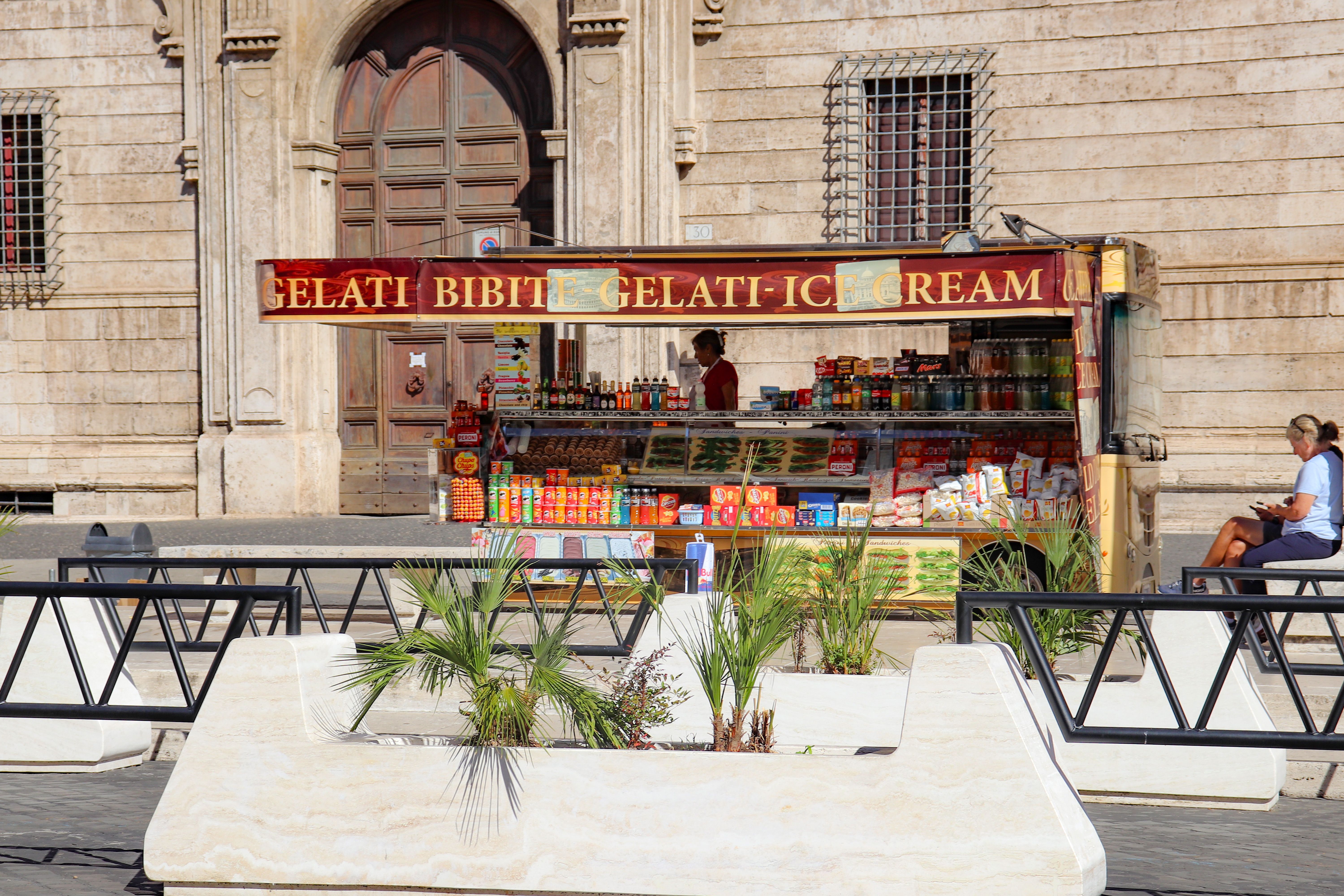 Gelateria in piazza durante l'estate