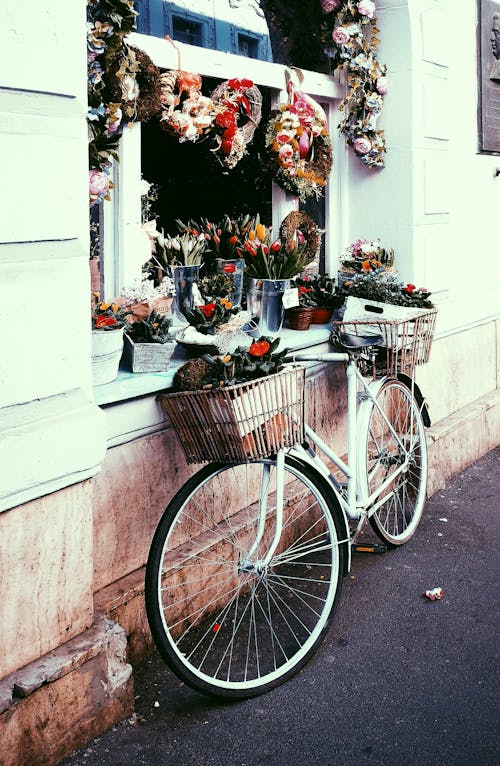 Sepet üzerinde çiçekli Beyaz Bisiklet