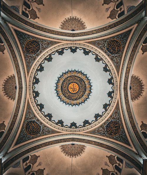 Free Stunning Islamic architectural detail from a mosque ceiling in Istanbul, Türkiye. Stock Photo