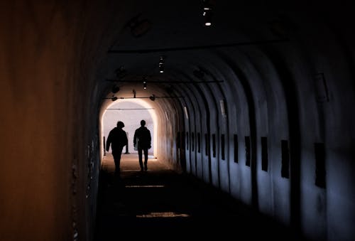 Silhouet Van Persoon Die Op De Tunnel Loopt