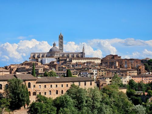 Vista panorámica de la catedral de Siena y la ciudad medieval que la rodea, en la Toscana, Italia.