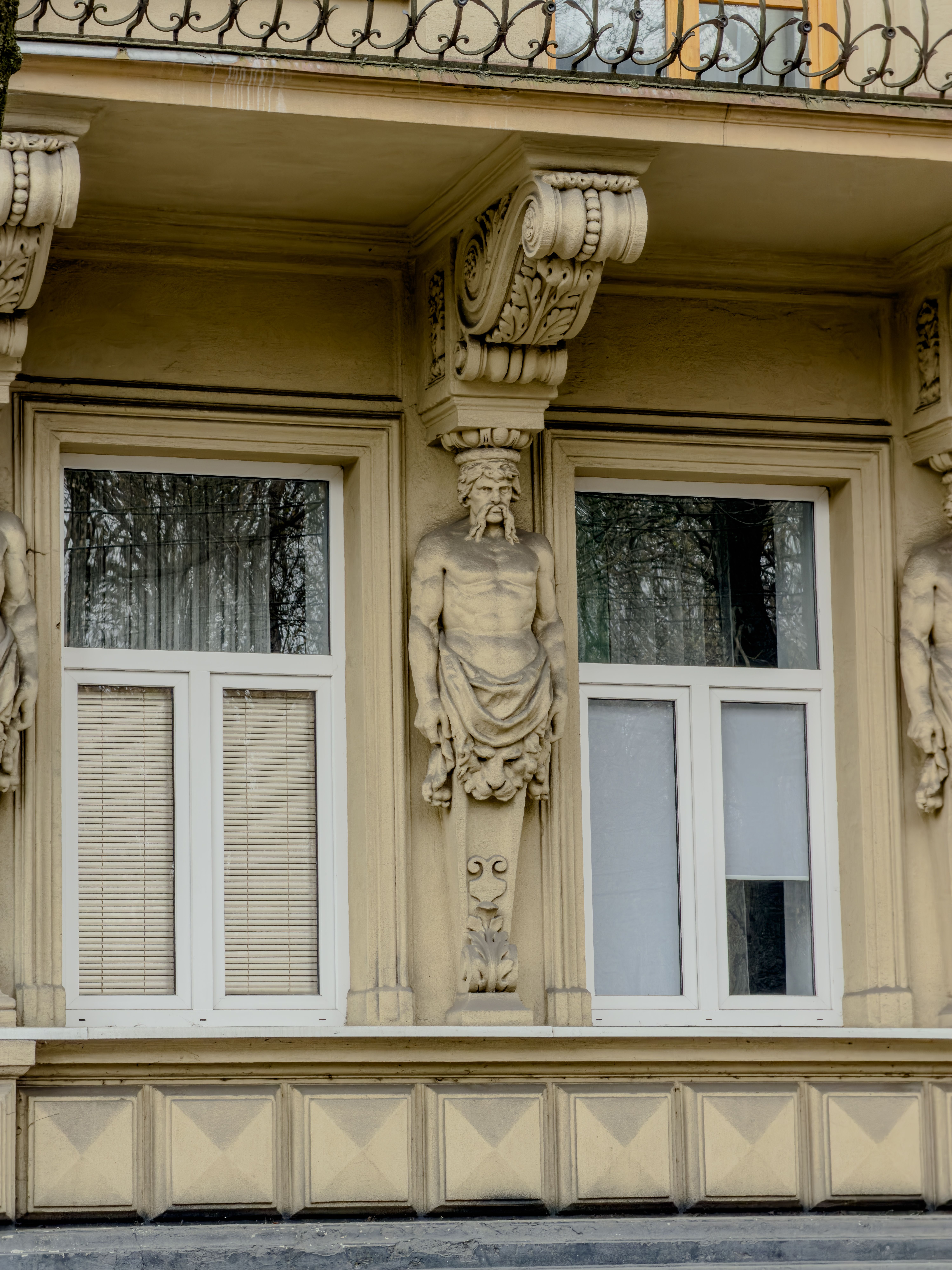 Historic Architectural Facade with Sculptures · Free Stock Photo