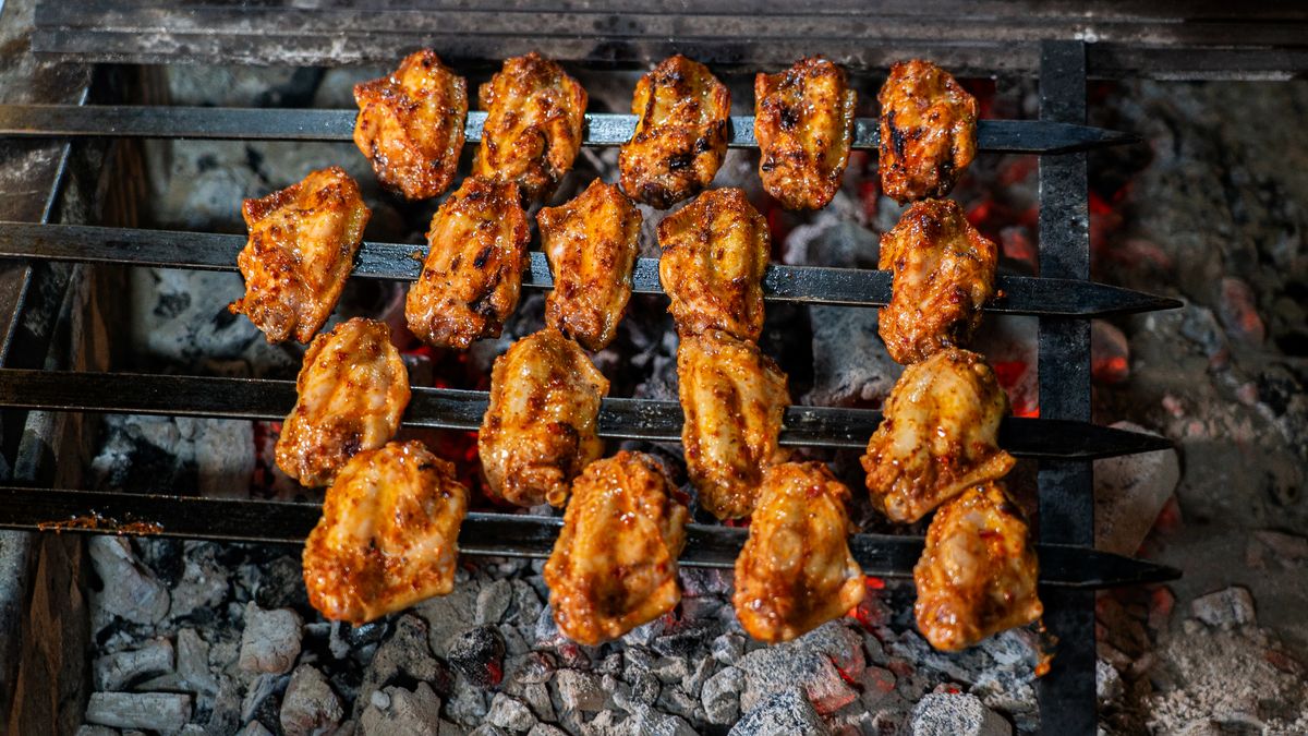 Brochetas de pollo a la parrilla sobre carbón